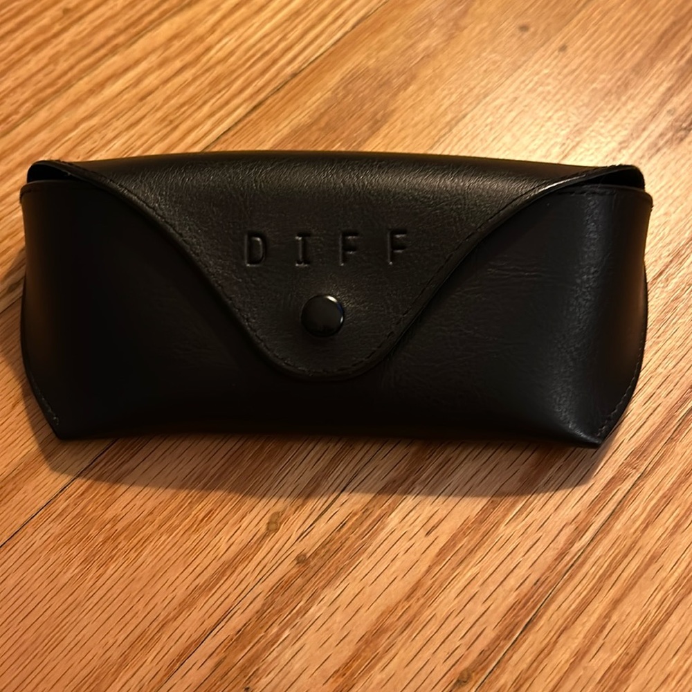 Like new DIFF sunglasses case